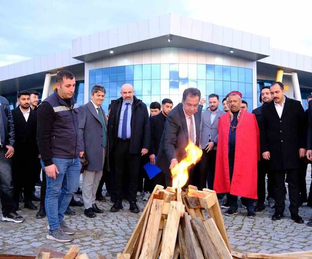 Sivas’ta Nevruz: Sahnede kurtlar, konserde şahin gösterisi