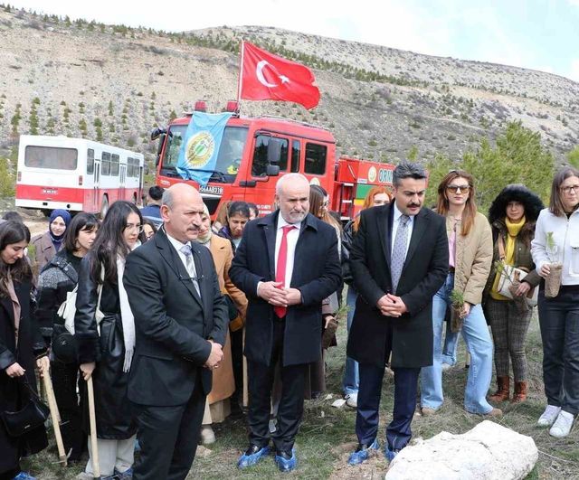 Sivas'ta öğretmen adayları için fidan dikim etkinliği: Paşabahçe'de hatıra ormanı oluşturuldu