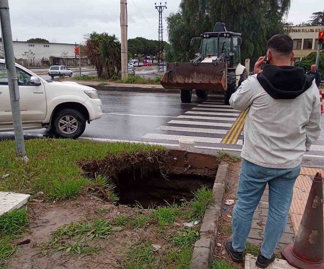 Söke'de Bağarası Kavşağında Obruk Oluştu: Yol Kenarında Çökme ve Karayolları Müdahalesi