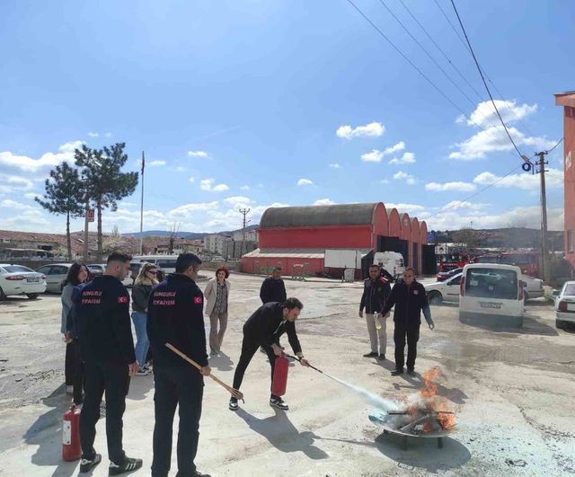 Sungurlu Belediyesi İtfaiye Müdürlüğü, Sosyal Hizmet Merkezi Personeline Yangın Eğitimi Verdi