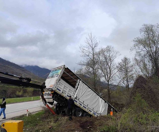 Tokat’ta tır devrildi: Reşadiye’de 3 kişi yaralandı, 6 büyükbaş telef oldu