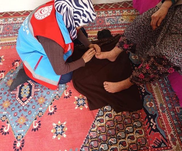 Tomarza'da VEFA ekiplerinden Yaşlılar Haftası'nda yerinde kişisel bakım hizmeti