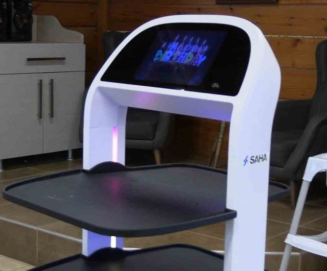 Trakya Üniversitesi Meriç Sosyal Tesisleri'nde yapay zekâ destekli robot garson hizmete girdi