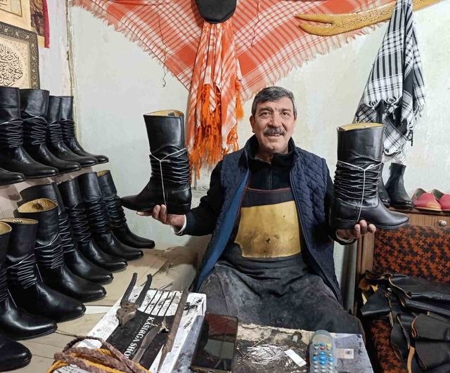 Turgutlu'da asırlık kalıplarla körüklü efe çizmesi üreten usta Suat İlbey
