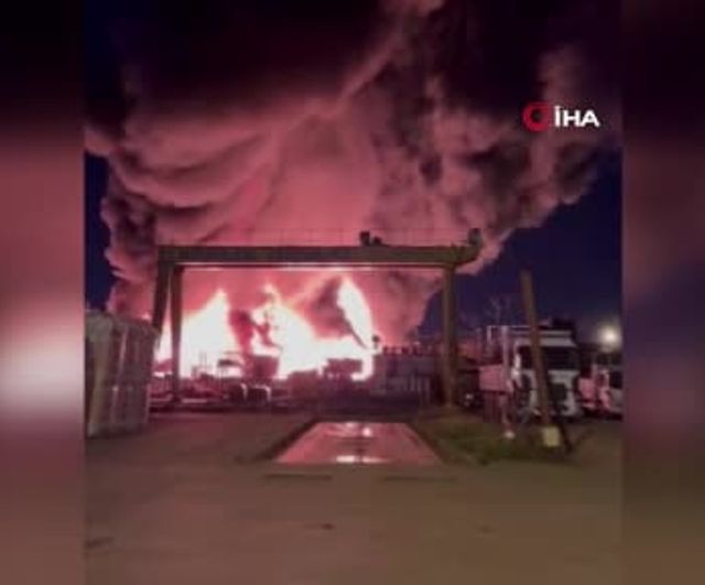 Tuzla'da polyester fabrikasında çıkan yangın kontrol altına alındı