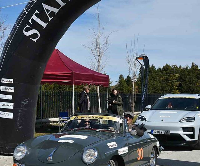 Uludağ'da otomobil tutkunları karda sürüş deneyiminde buluştu