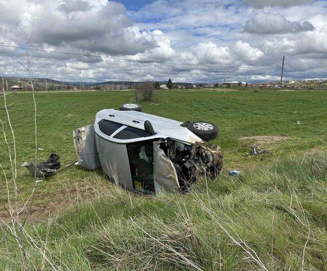 Uşak’ta Ortaköy yakınlarında otomobil tarlaya devrildi: Aynı aileden 4 kişi yaralandı