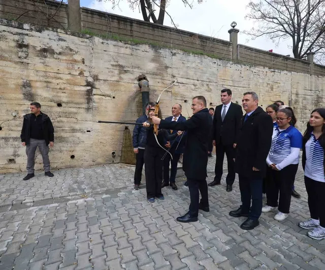 Vali Akbıyık, Okçuluk Milli Takım Antrenörü Ejder Sözen'i Yatağan'da ziyaret etti