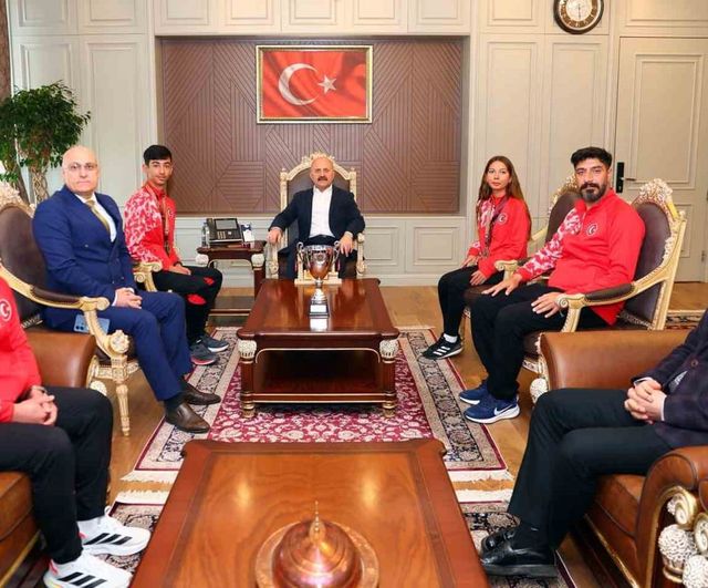 Vali Osman Varol, Balkan Yürüyüş Şampiyonası'nda dereceye giren milli sporcuları ödüllendirdi