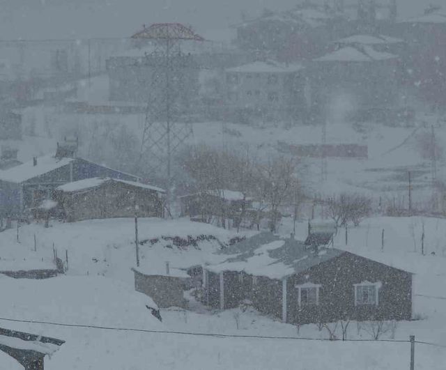 Van'da Nisan Ayında Yoğun Kar Yağışı Şehri Beyaza Bürüdü