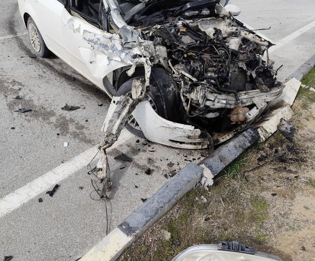 Yalvaç'ta park halindeki kamyonete çarpan otomobil hurdaya döndü: 1 yaralı