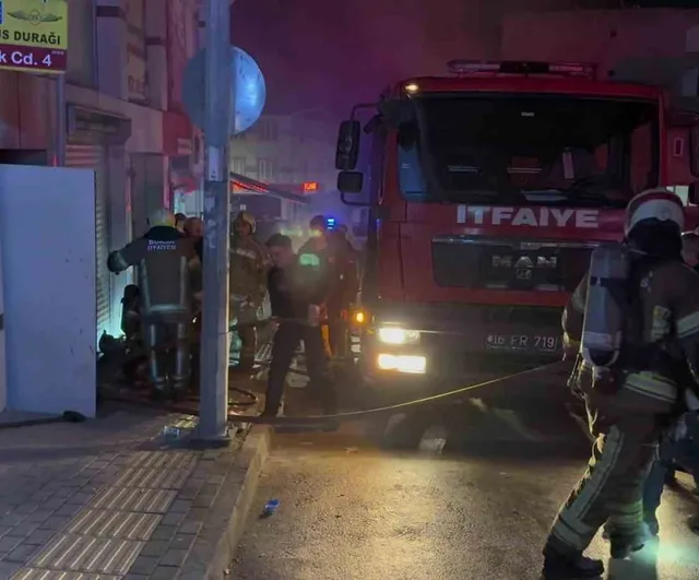 Yıldırım'da depoda çıkan yangın itfaiyenin hızlı müdahalesiyle söndürüldü