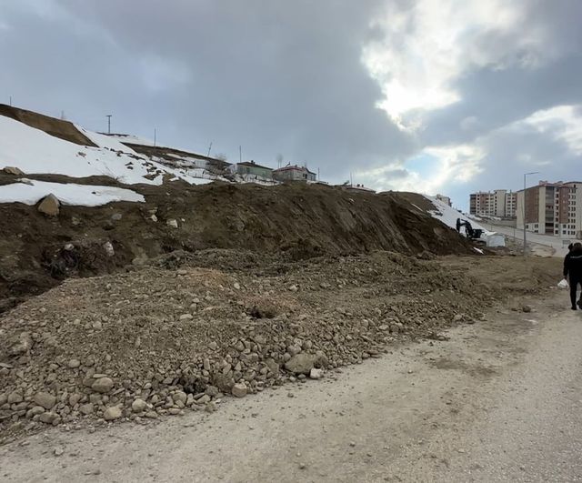 Yüksekova Pizok'ta heyelan ulaşımı aksattı: Trafik 3 gündür tek şeritten veriliyor