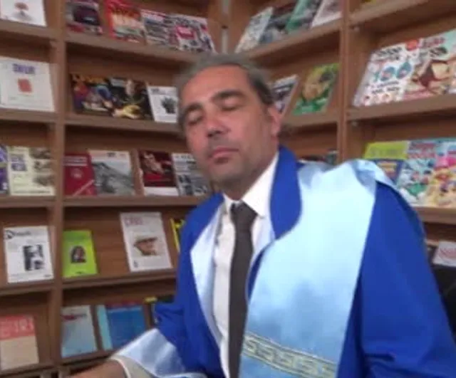 70 yaşında mezun olan Rahime Uluşar’a mezuniyet belgesini oğlu Prof. Dr. Ümit Deniz Uluşar verdi