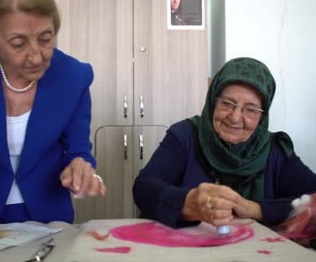 84 yaşındaki emekli Almanca öğretmeni Sebahat Ürkmez, keçe sanatında usta öğreticiliğe yükseldi; kişisel sergi hazırlığında