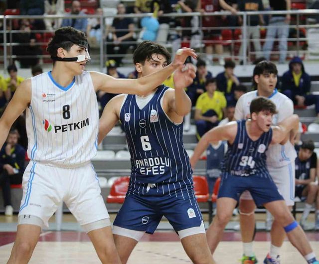 A. Efes, U18 Erkekler Türkiye Şampiyonası'nı Sivas'ta kazanarak kupayı aldı