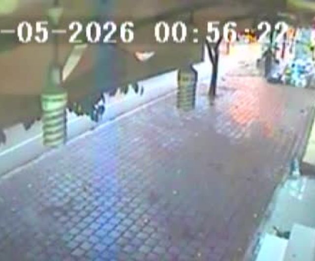 Adana'da cep telefonu bayisini soyan şüpheli kaskını çıkarınca güvenlik kamerasıyla tespit edildi