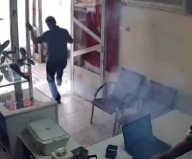 Adana'da tamir edilen cep telefonunun bataryası patladı