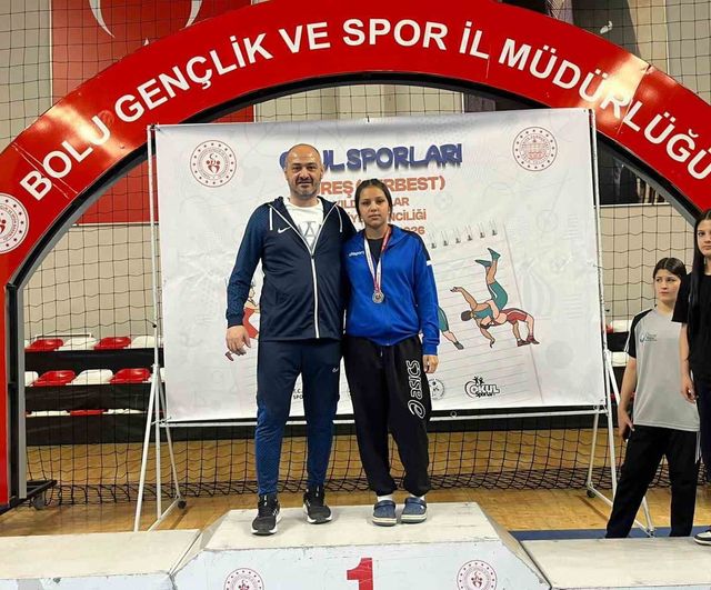 Afyonkarahisarlı Irmak Elekçi, Serbest Güreş Yıldız Kızlar Türkiye İkincisi Oldu