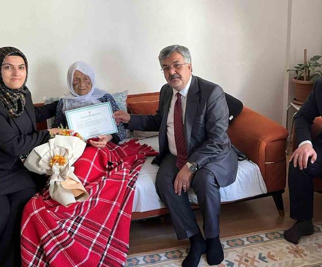 AK Parti Adıyaman Teşkilatı en yaşlı ve en genç üyeyi evinde ziyaret etti