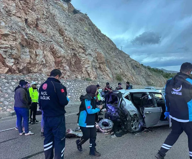 Akçadağ'da iki otomobil kafa kafaya çarpıştı: 8 yaralı, 1'i ağır