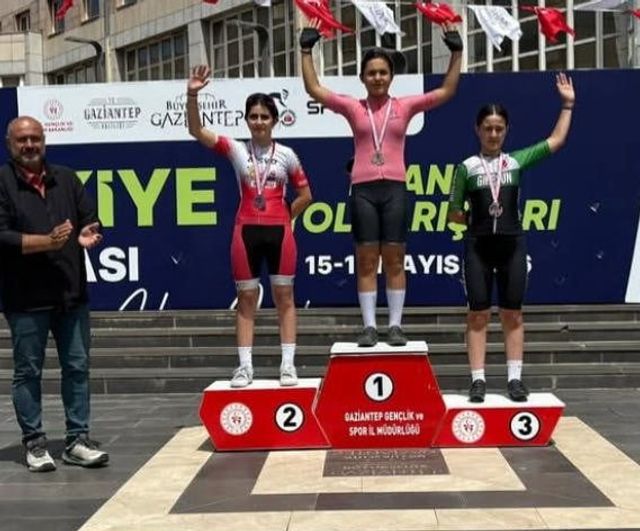 Akhisarlı bisikletçiler Gaziantep'te Türkiye Kupası 4. Etap'ta çoklu dereceler elde etti