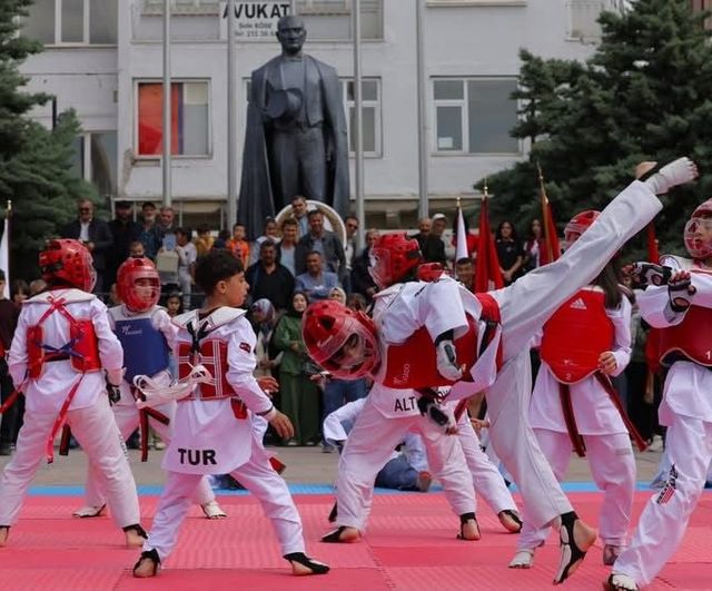 Aksaray'da 19 Mayıs Atatürk'ü Anma, Gençlik ve Spor Bayramı törenlerle kutlandı