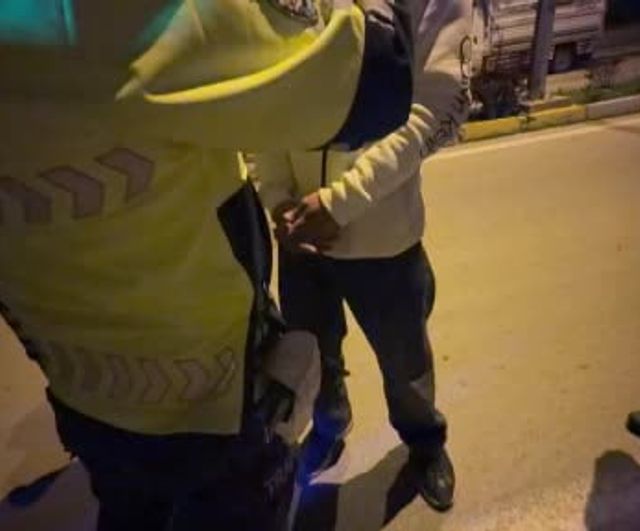 Aksaray'da 2.02 promil alkollü sürücü bahçe duvarına çarptı; aday ehliyeti iptal edildi