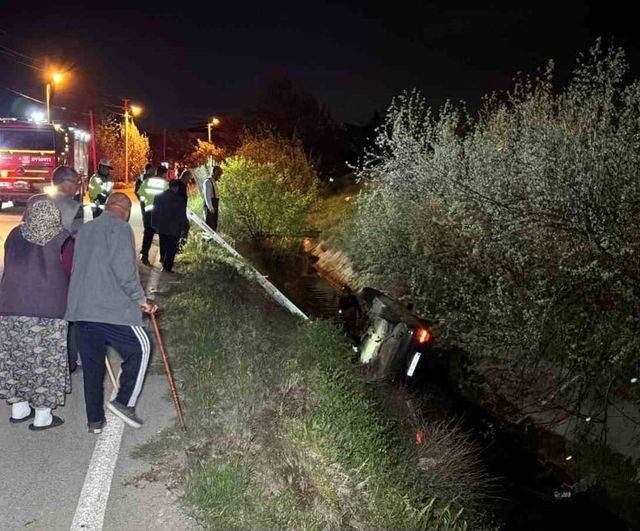 Aksaray'da otomobil DSİ sulama kanalına düştü; hafif yaralanan 2 kişi olay yerinden kaçtı