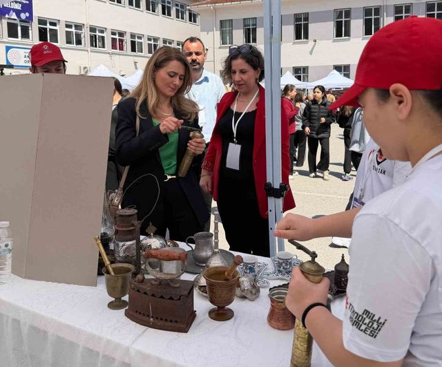 Akşemseddin Ortaokulu'nda TÜBİTAK 4006 Bilim Fuarı yoğun ilgi gördü