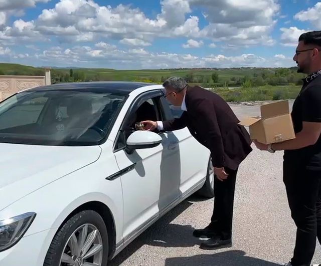 Alaca'da Kurban Bayramı için yola çıkan sürücülere Çorum leblebisi ikramı