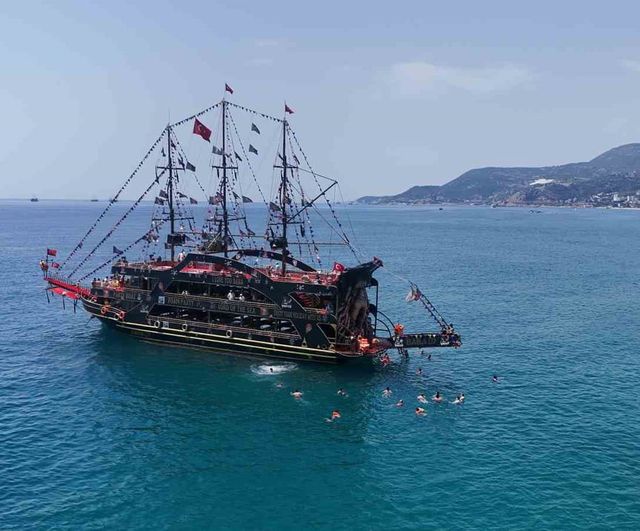 Alanya'da yaz havası sahilleri hareketlendirdi: Kleopatra Plajı hafta sonu yoğunluğu