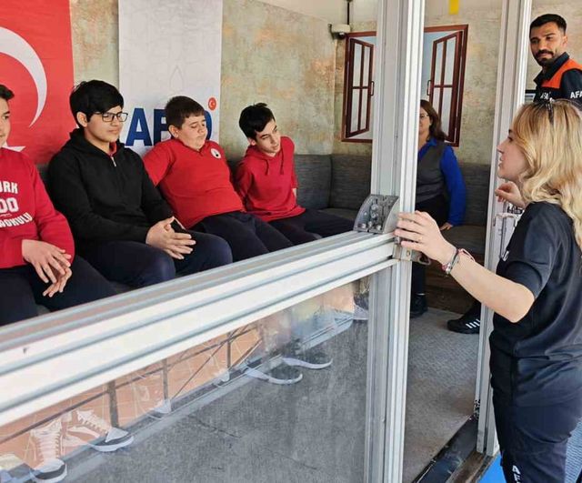 Aliağa'da AFAD Deprem Simülasyon Tırı: Vatandaşlara Gerçeğe Yakın Eğitim