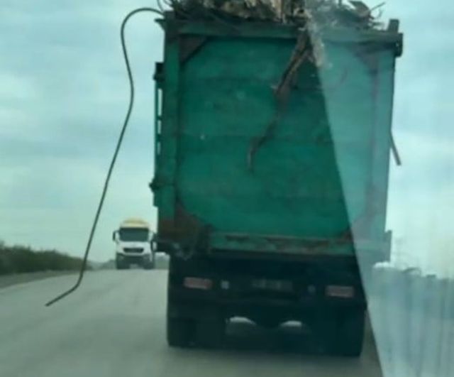 Aliağa'da kasasından sarkan hurda parçaları trafikte tehlike oluşturdu
