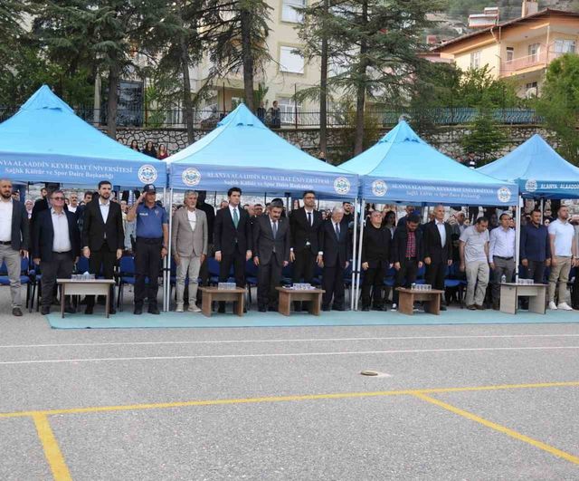 ALKÜ Akseki Meslek Yüksekokulu'nda mezuniyet töreni: öğrenciler kep fırlattı