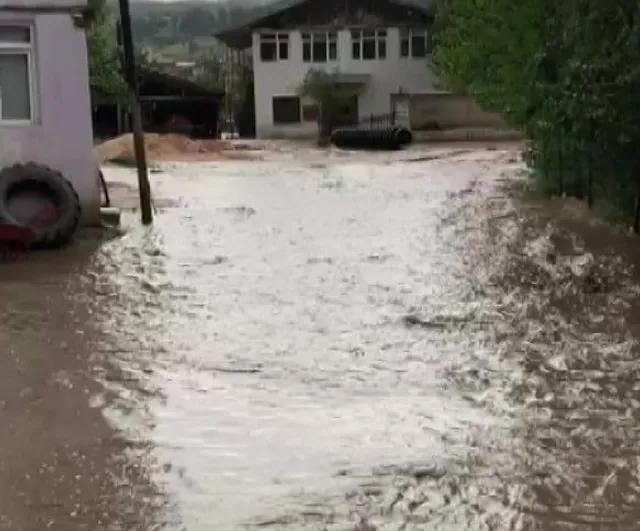 Amasya'da Karaşar Köyünde Sağanak Yağış Yolları Dereye Dönüştürdü