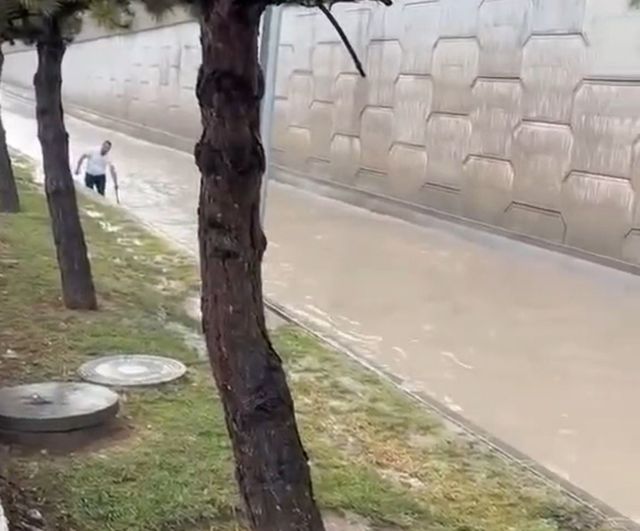 Ankara'da Öğleden Sonra Sağanak: Sokaklar Suyla Doldu, Bazı Yollar Göle Döndü