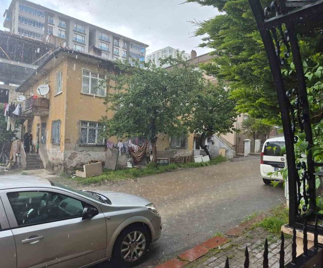 Ankara'da sağanak etkili oldu: Cadde ve sokaklarda su birikintileri oluştu