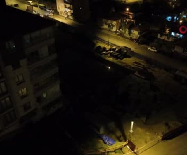 Ankara Yıldıztepe'de Tarık Apartmanı'nda istinat duvarı yağmur sonrası çöktü