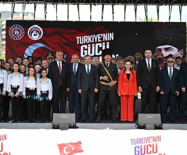 Antalya'da 19 Mayıs Gençlik ve Spor Şöleni Vali Hulusi Şahin'in Katılımıyla Gerçekleştirildi