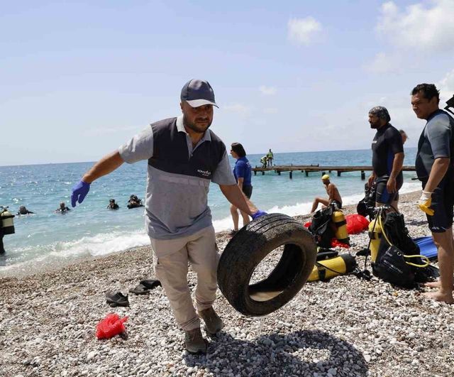 Antalya'da 4 etaptan oluşan deniz dibi temizliğinde yaklaşık 20 ton atık toplandı