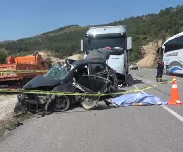 Antalya-Isparta yolunda başa baş çarpışma: Otomobildeki karı-koca hayatını kaybetti