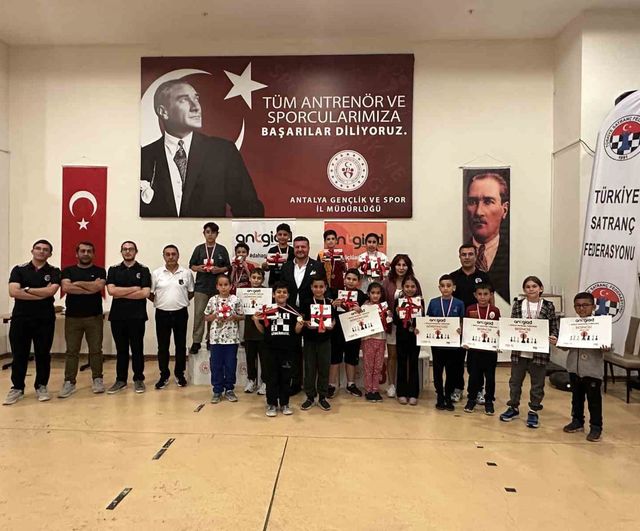 ANTGİAD 2. Ödüllü Satranç Turnuvası Antalya'da yoğun katılımla gerçekleştirildi