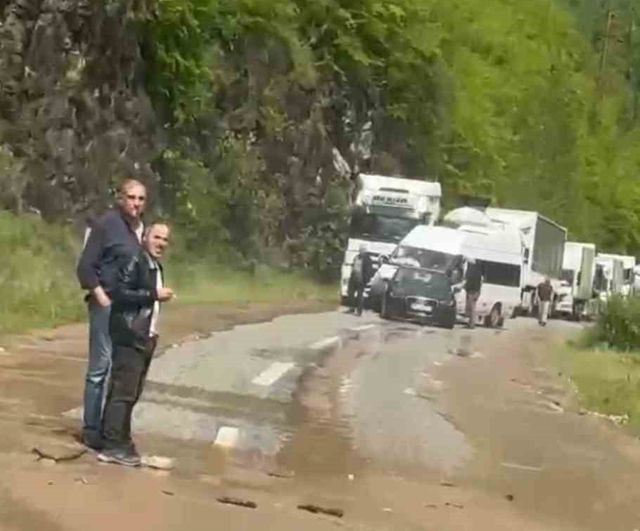 Araklı Erenler Mahallesi'nde taşan dereler nedeniyle Trabzon-Bayburt karayolu ulaşıma kapandı