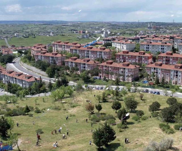 Arnavutköy'de geleneksel uçurtma şenliği gökyüzünü renklendirdi