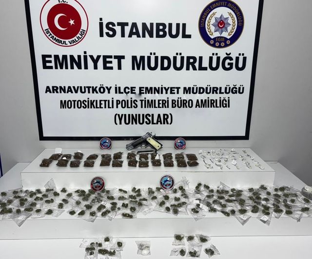 Arnavutköy'de yunus polisleri çalıntı motosiklet ve 640,74 gram uyuşturucu ele geçirdi