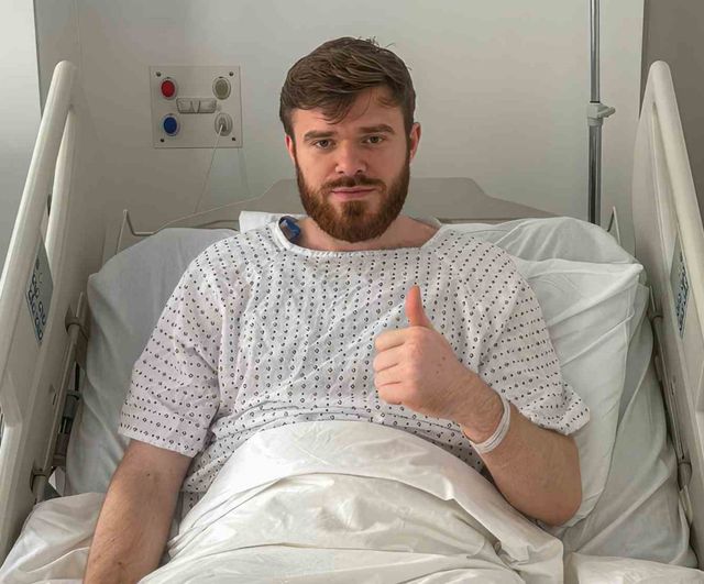 Arseniy Batagov Londra'da artroskopik dış menisküs tamiri oldu