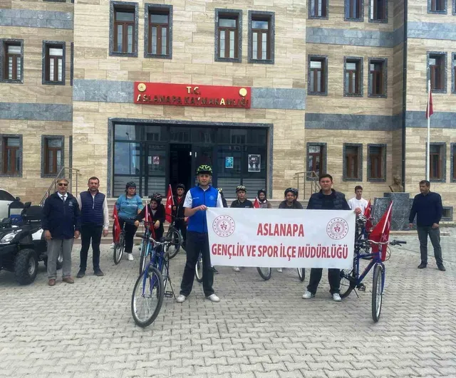 Aslanapa’da Gençlik Haftası Bisiklet Turu: Öğrenciler Sağlıklı Yaşam ve Çevre Bilincini Vurguladı