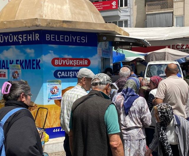 Aydın’da Kurban Bayramı Arifesinde Halk Ekmek Satış Noktalarında Yoğunluk