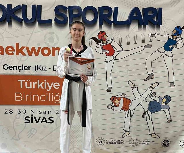 Aydın Lisesi Öğrencisi Naile Nur Özfidan, Tekvando'da Çifte Şampiyonluk Elde Etti